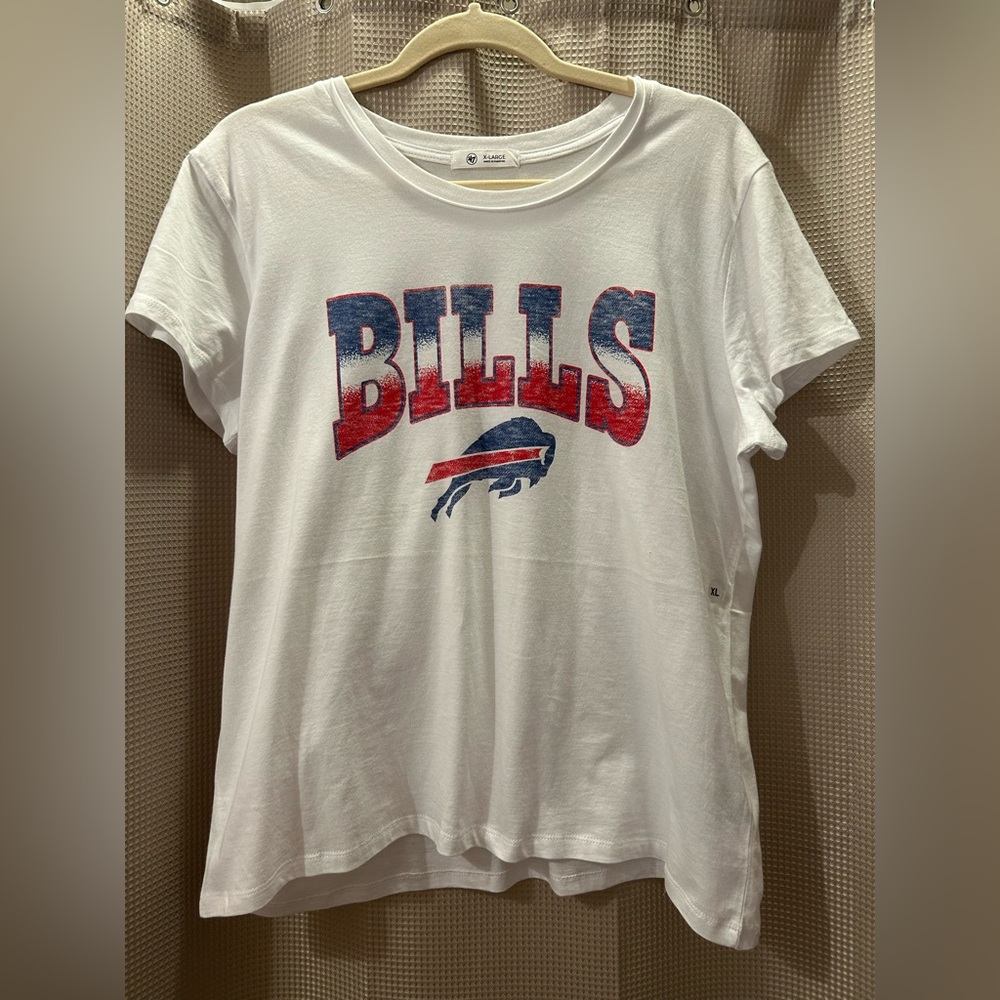 NWOT. White BUFFALO BILLS Graphic T-Shirt. Women’s XL.